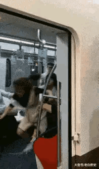 现在有些女子脾气也都是很火爆的，都是出门在外，坐在公共的交通工具上，为什么就不能