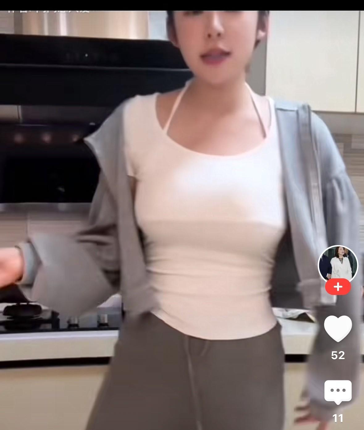 黄一鸣回妈妈家直播，居然是在厨房，真不懂了，家里那么小，居然连直播地方都没有么？