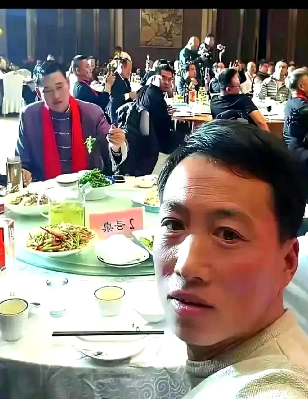 朱之文，那个靠嗓子唱红半边天的农民，拿着15万出场费，却被安排在晚宴二号桌，独自