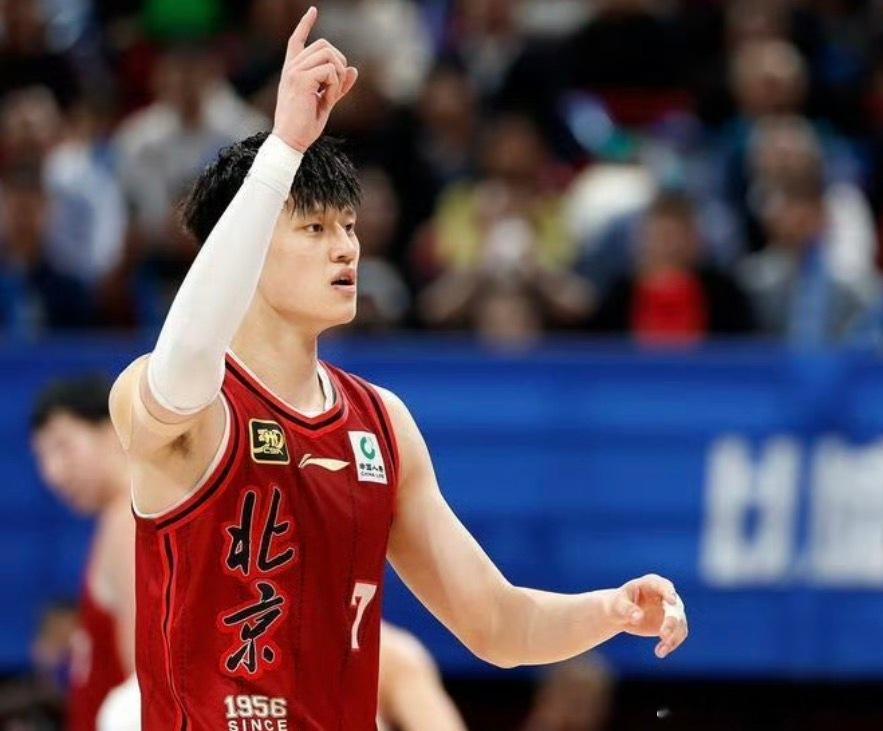 曾凡博目前在国家队集训，通过回国的这段间隙已经通过团队正式告知北京首钢，新赛季将