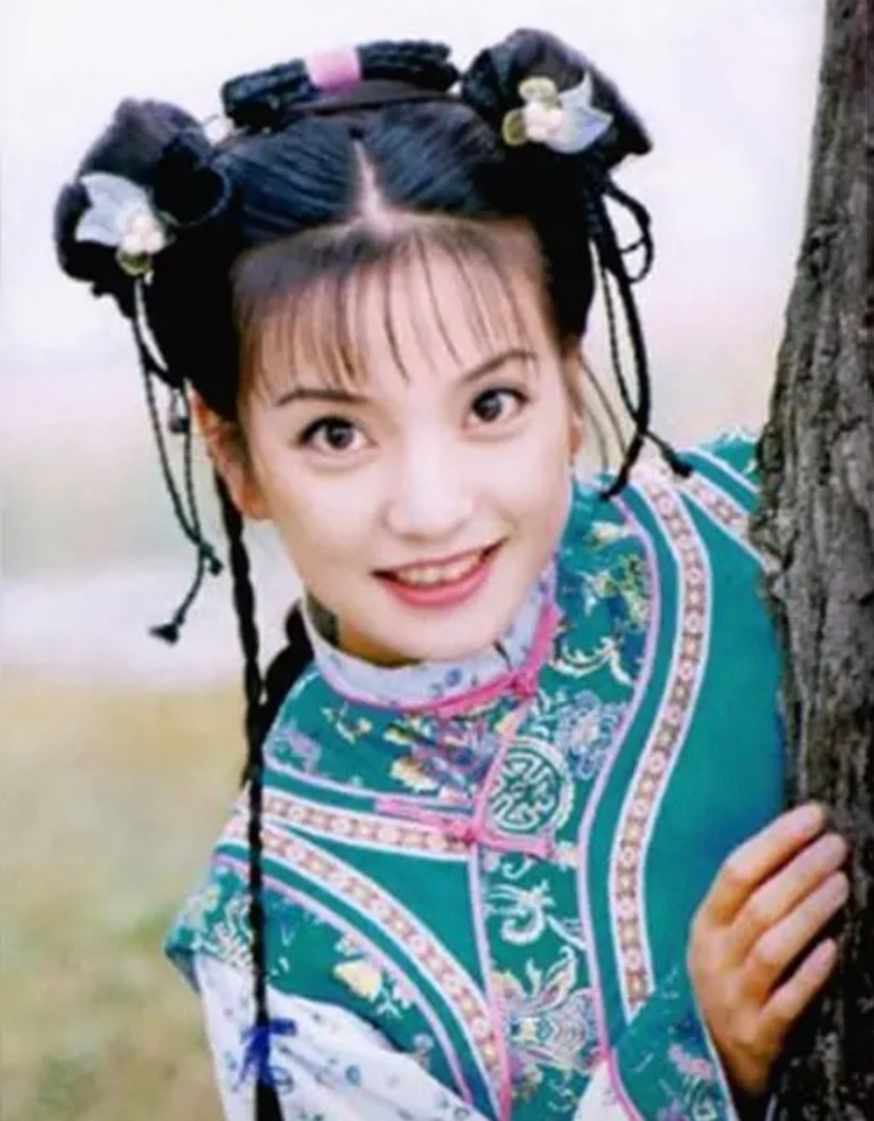 赵薇女儿小四月和三位好友一起在街头跳舞头发随意披散着，五官和爸爸太像了，没有遗传