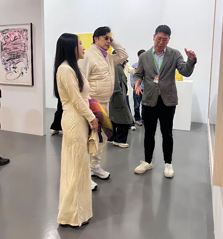 王岳伦带着新女友穿着情侣装参加某参展商邀请会，女友长发飘飘，身材高挑，但是颜值真