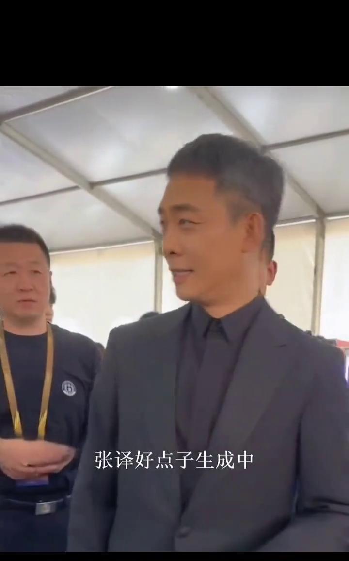 金鸡奖后台，镜头一挪开，王骁对着母亲王馥荔，一个90度的深鞠躬。没有闪光灯，没