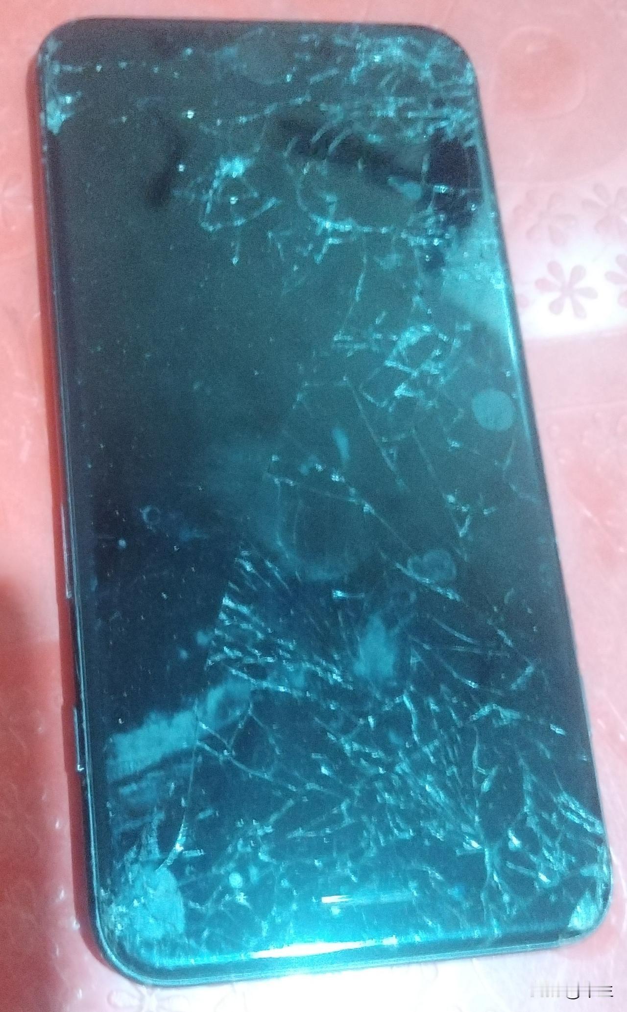 旧手机身价飙升的背后原因近期旧手机回收成为热门生意，街头巷尾高价回收的喇叭声