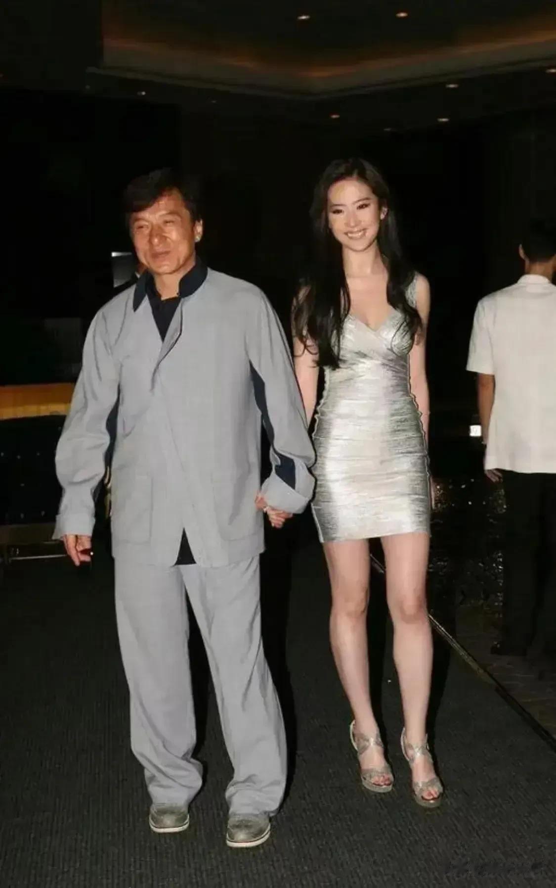 成龙跟刘亦菲手拉着手，出现在灯火阑珊的街头，“没想到两个人的关系还不错嘛！”