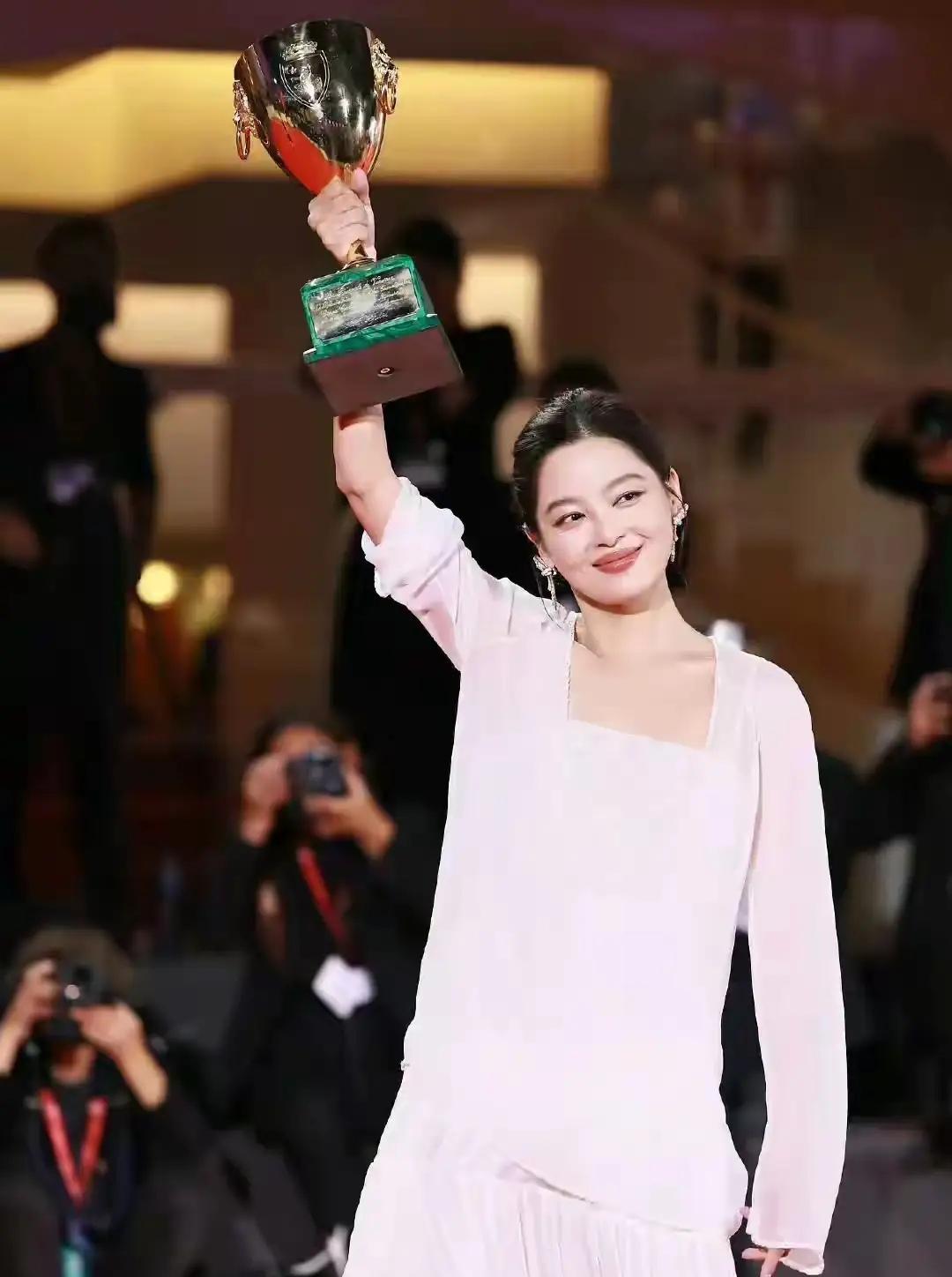 从换座风波可以看出，辛芷蕾还要继续努力，内娱很多人还没服她。手上只有一个威尼斯影