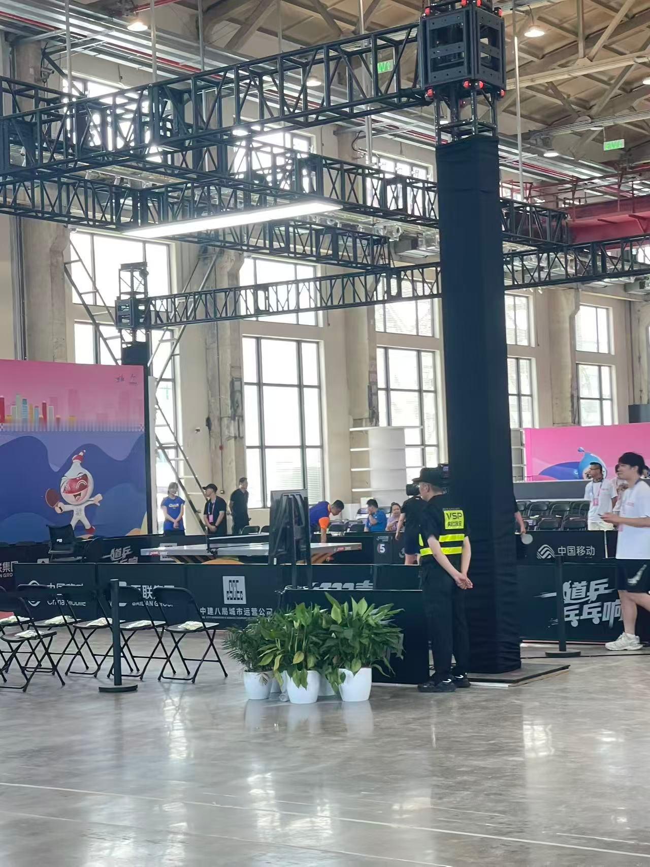 宝宝会坐在国旗下。cr.现场星姐樊振东助阵上海乒乓球嘉年华