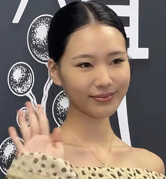 小S大女儿出道了，这颜值，说实话有点一言难尽啊！小S大女儿叫许曦文，小名El
