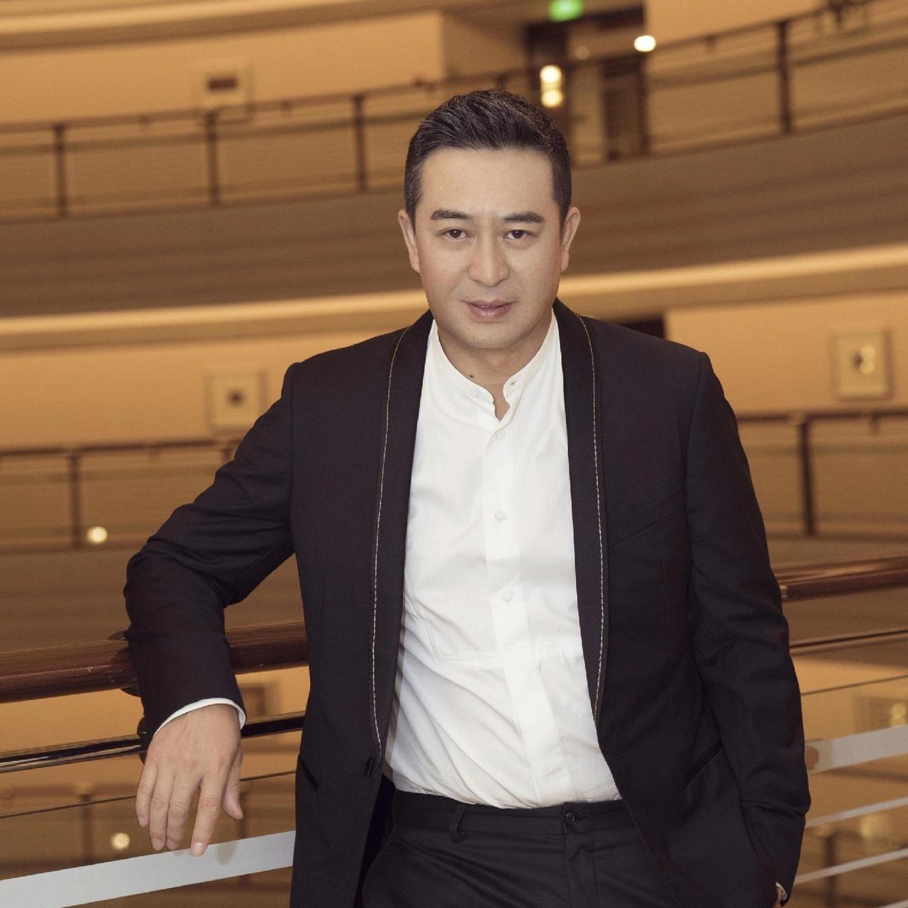 演员张嘉益说：“有一次，有家制片公司通过我的一个朋友，递给了我一个剧本，想让我去