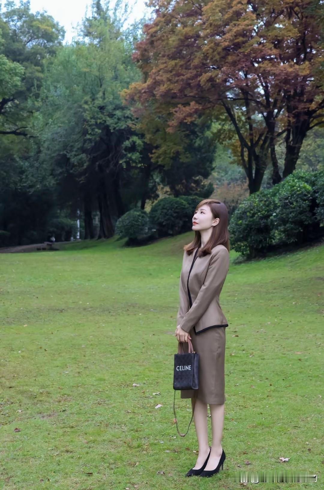秋日的公园，总能邂逅别样风景，比如那些优雅的职场女性。她们提着Celine手袋，
