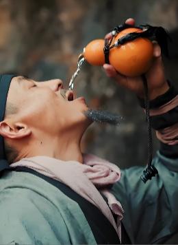 1617年徐霞客因怀念已故妻子，偷偷宠幸了原配的侍女，并让她怀了身孕，谁料待徐霞