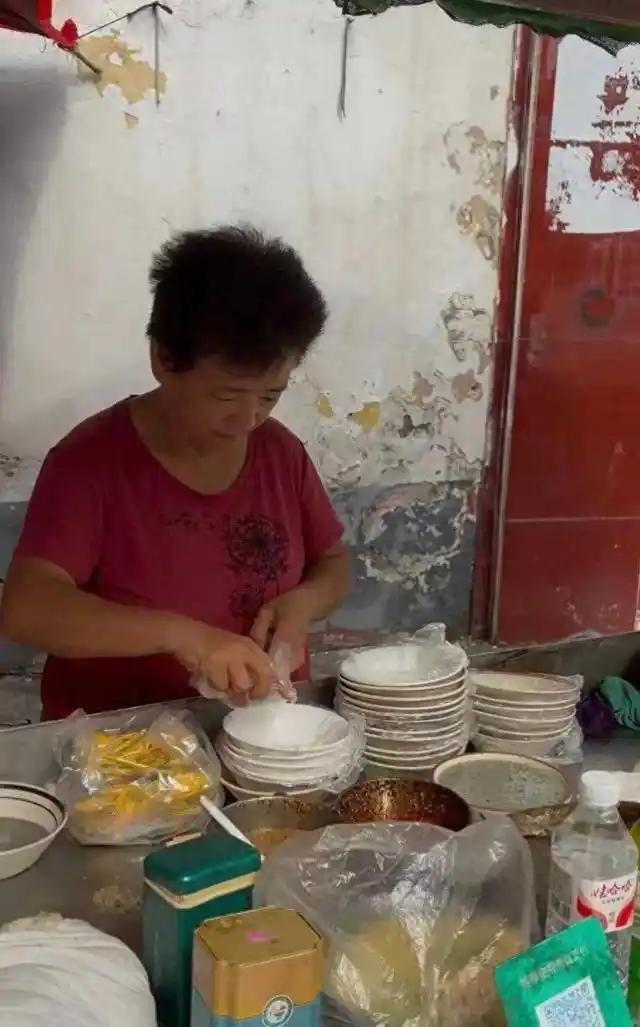 “他都走了，我还能干啥”，河南许昌60岁的郭女士说起胖东来生活广场年底关店时忍不