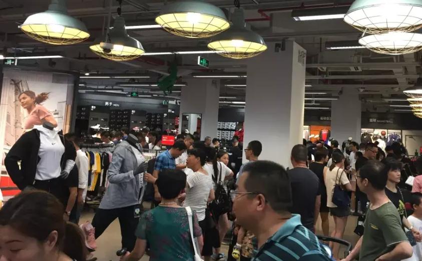 今年五一很反常，餐饮消费在增长、酒店消费在增长，但人均却降低了。重点餐饮销售