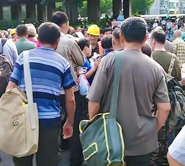 劳务市场的清晨纪实8月5日凌晨五点多的山东济南劳务市场，高架桥挤满了农民工兄弟