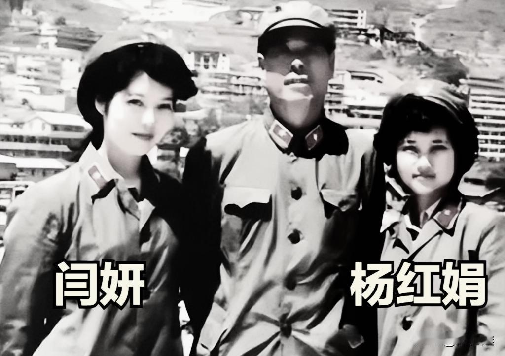 这是1986年，老山战役时，傅全有将军与两名文艺女兵的合影，后来这两名女兵的成就