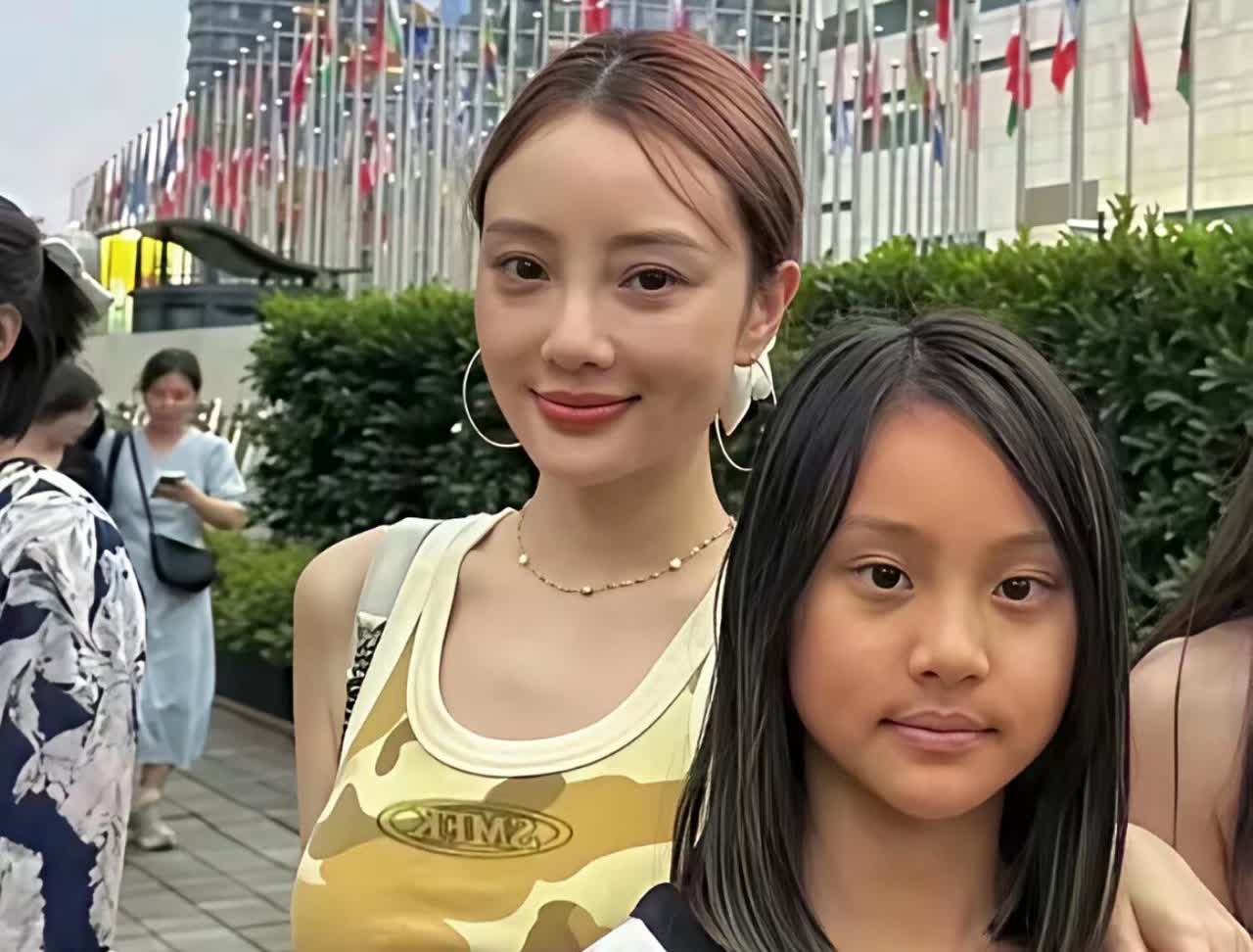 甜馨长得真的和妈妈很像呢，现在的样子跟李小璐十几岁的时候简直一模一样！不过甜馨最