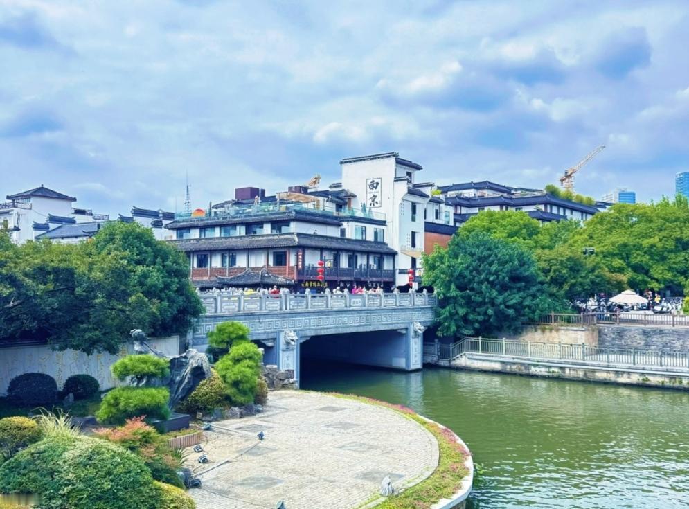 全国十大著名步行街1. 上海南京路步行街｜中华商业第一街亮点：百年十里洋场