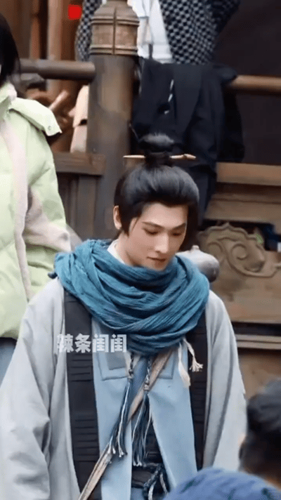 杨洋《不让江山》李叱第一套造型路透，依旧怎么穿都帅