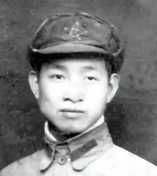 1937年，双面间谍骷髅，准备动手暗杀朱老总，不料，26岁的杨奇清绕到身后，低声