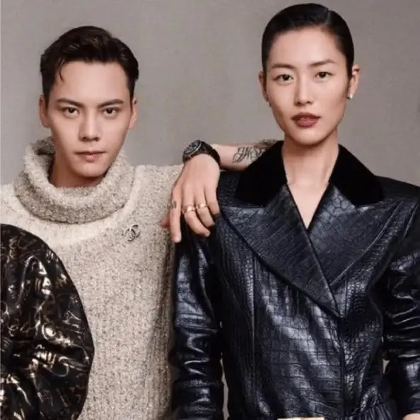 陈伟霆曝何穗生产过程不太顺利太不容易了！幸好母子平安！自从官宣生子后，陈伟霆便格