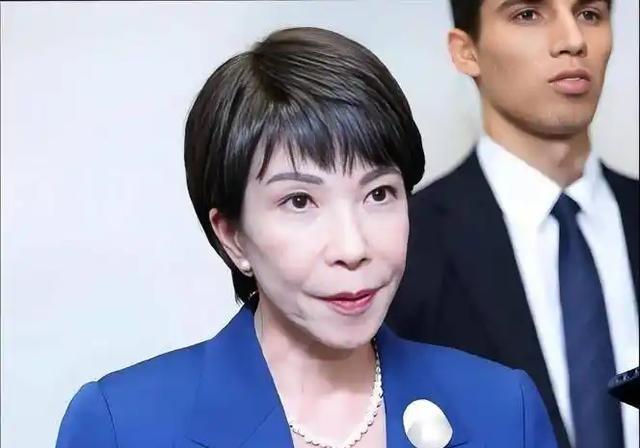 伊朗的监狱里关着日本记者，波斯湾的海面上漂着日本油轮的残骸，而东京的首相官邸里，