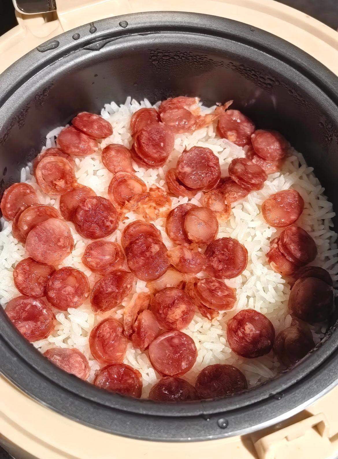 谁懂啊！去同事家吃饭踩了个大雷，她居然把香肠切开放米饭里一起煮，开锅那股油腻味直