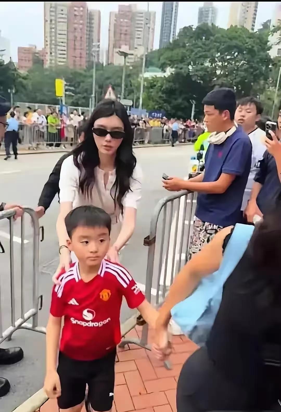 奚梦瑶儿子正脸亮相，跟她年轻时超像，简直一模一样，特别是那丹凤眼，辨识度超高，基