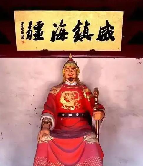 1541年，戚继光俘虏了三百多名倭寇。部下建议按惯例押解京师请功，他没有理会，直