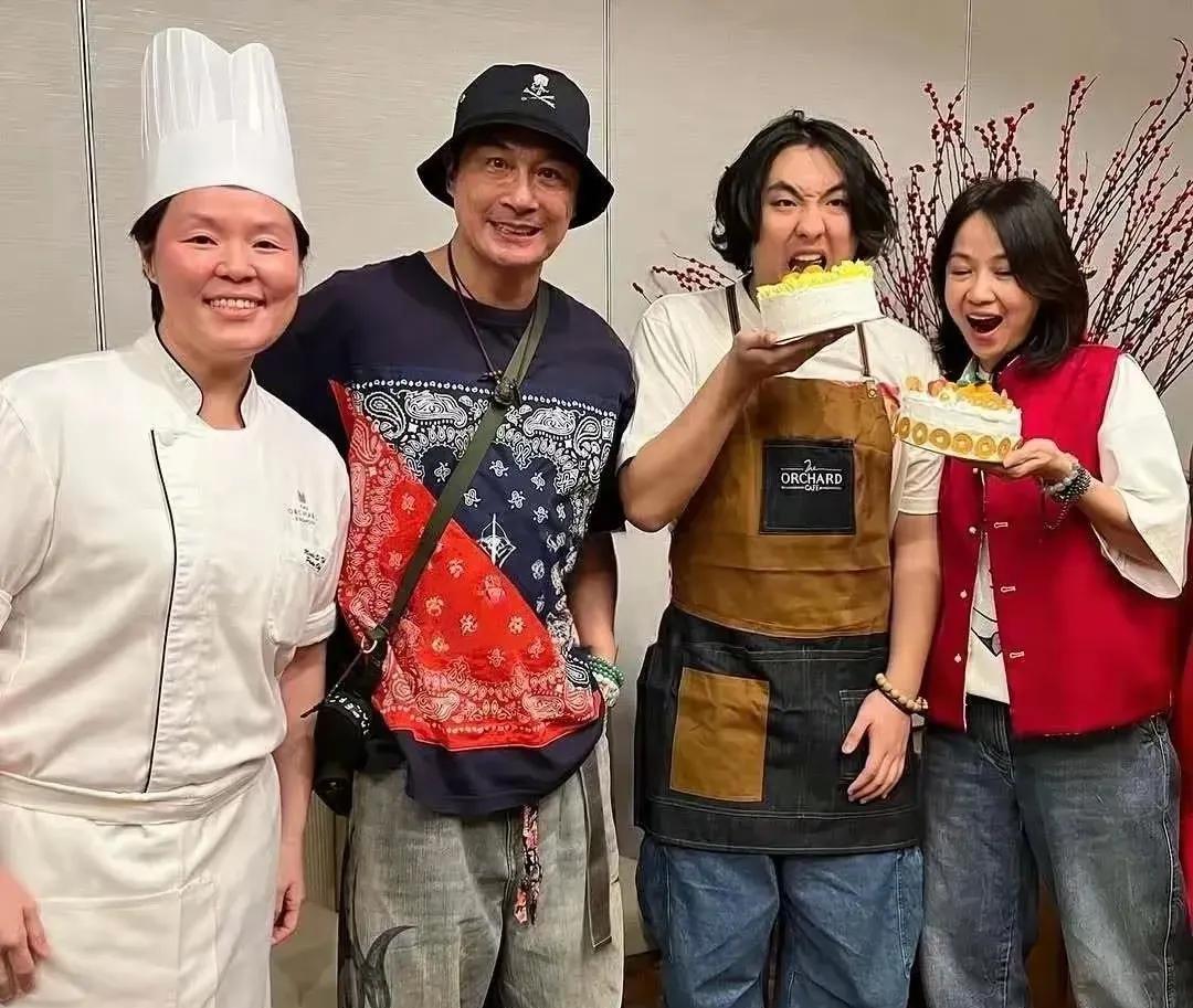 在《爸爸去哪儿》里不愿意露脸的吴镇宇老婆，还是被儿子费曼拉着出镜了。当天的费曼