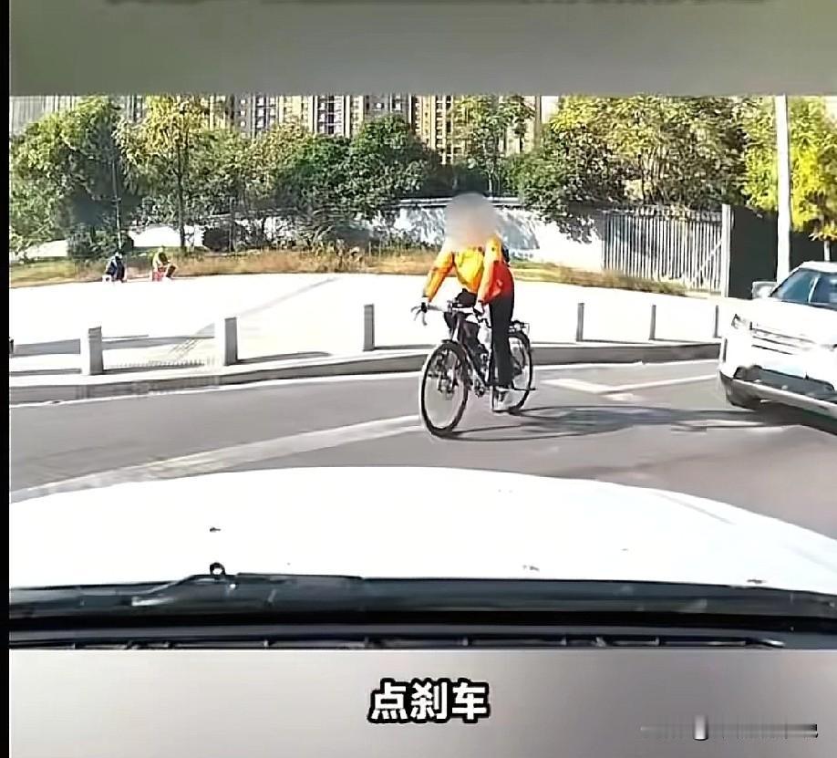 都别只说开车的女司机了！撞死骑行男子的这两口子都差不多，当骑行男子出现在视线里的