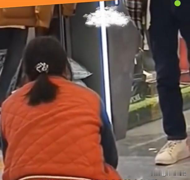 河北，一对夫妻俩逛商场，妻子看中一款1000元的羽绒服，恳求丈夫给自己买。丈夫看