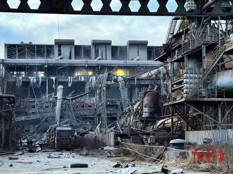 这是包头一板材厂爆炸现场传来的图片，可以看出威力还是很大的！一铁门被冲击波推出半