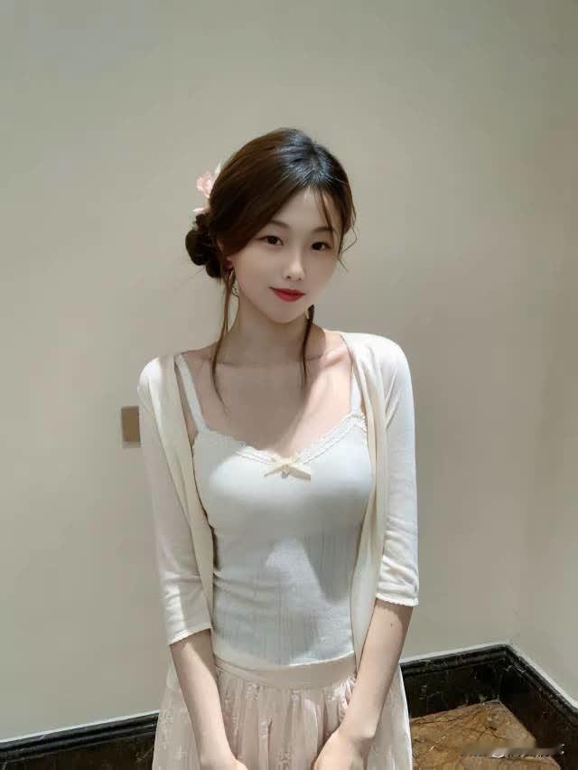 温柔少女风，浅粉色连衣裙搭配米色开衫，甜美可人！🌸💕