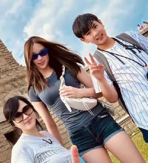 吴尊女儿居然才14岁，发育得也太猛了！看起来好成熟，穿一身紧身T恤配超短裤，身材