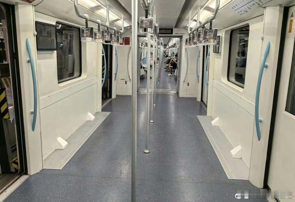 上海地铁9号线试点拆座椅增加空间这么惨的吗？都知道九号线又长又远又久以后连坐