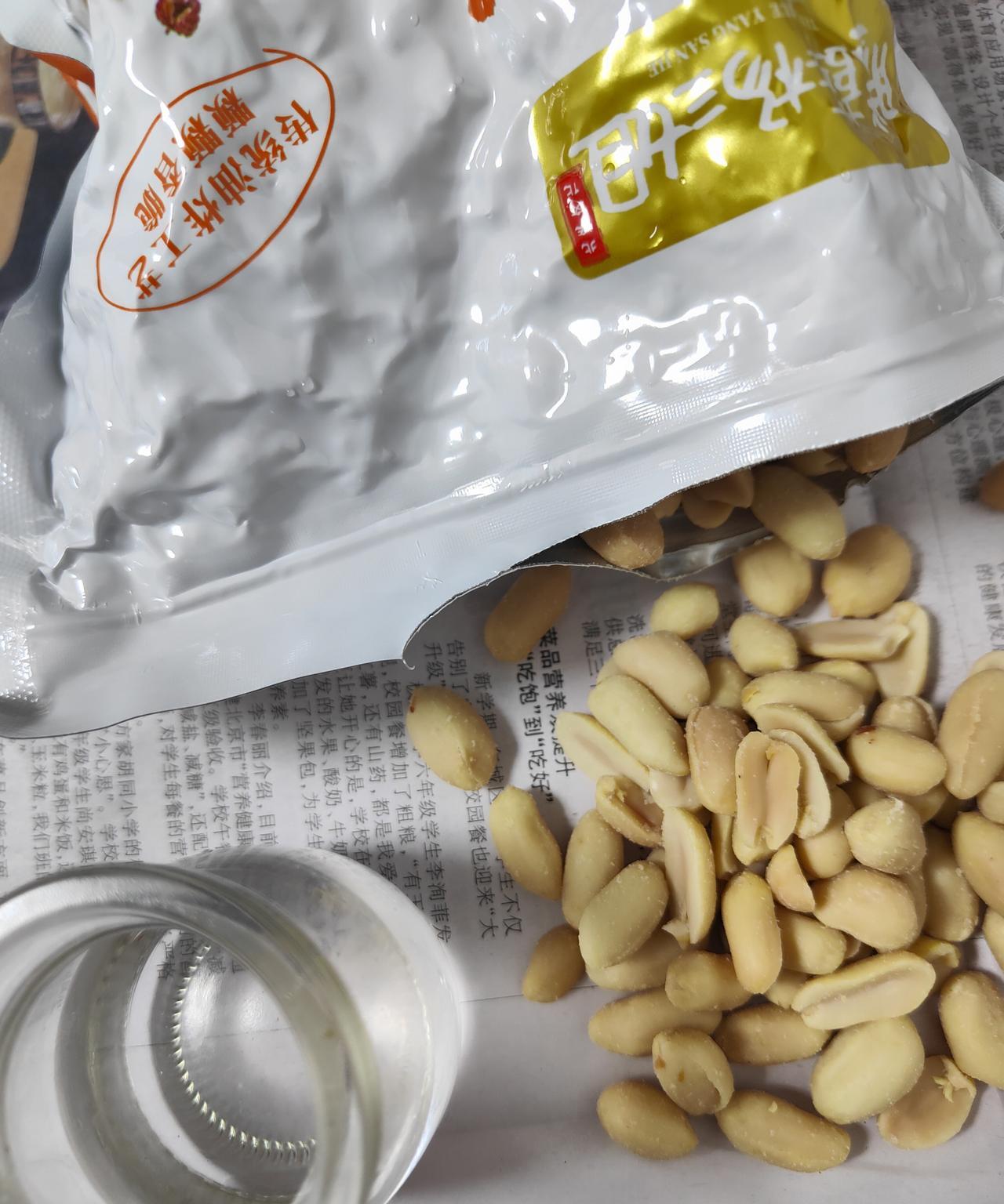 干了一天的保安工作，脚底板都发僵，现在每天最盼的就是下班回，倒上二两酒，自斟自饮