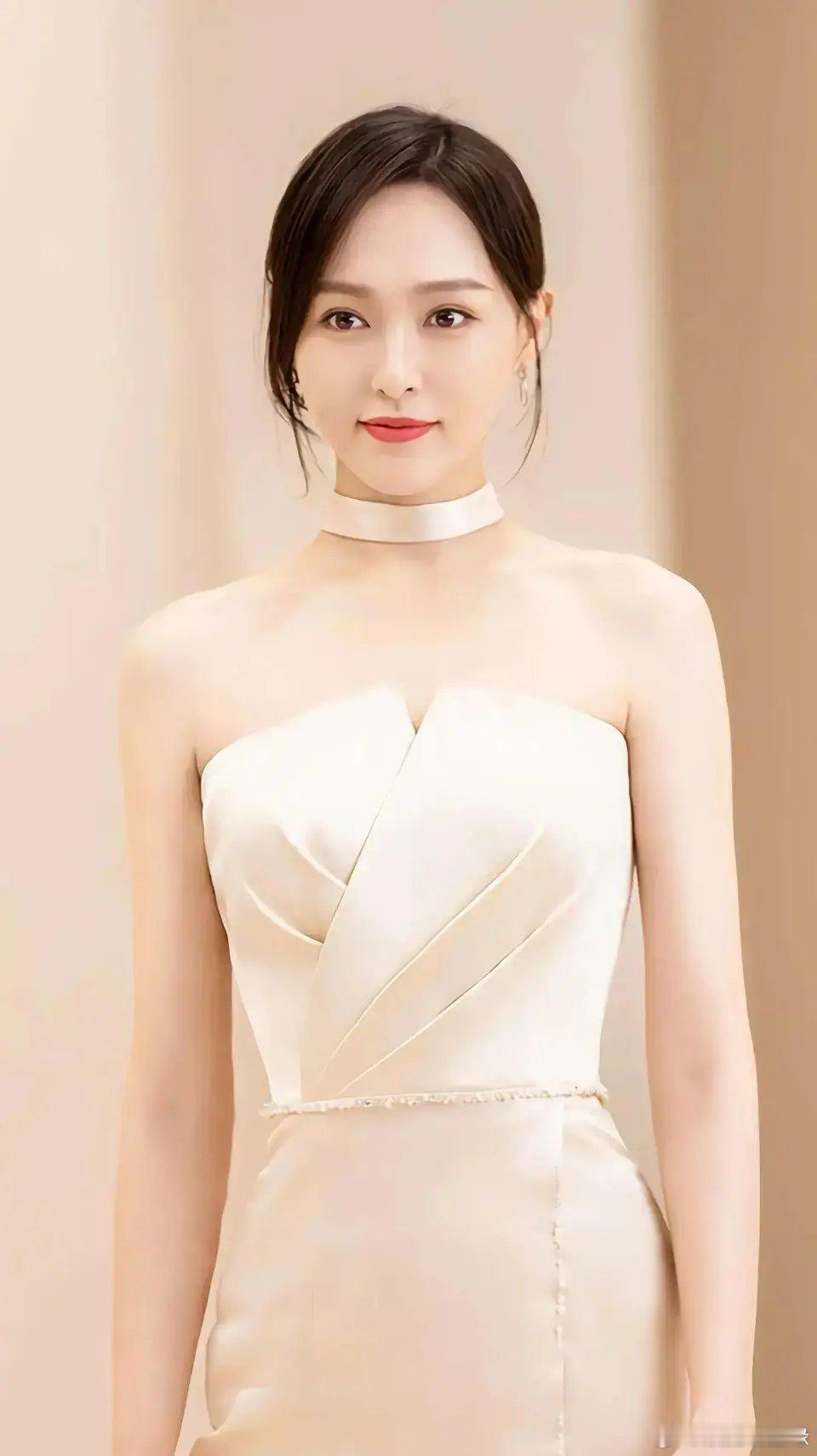 唐嫣在拍摄某部作品时，曾遭遇一位以佩戴墨镜著称的导演的“特殊关照”。这位导演不仅