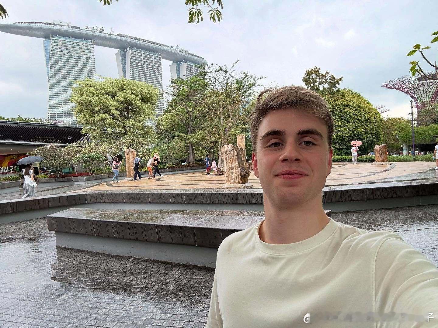 莫雷高德：Singapore🤙小莫这次和爸爸妈妈一起来了