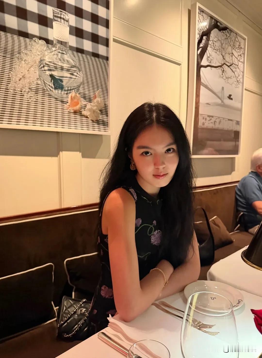 李咏的老婆哈文，晒女儿法图麦在美国生活的近照，眉眼间有爸爸的影子，又有点撞脸瘦身