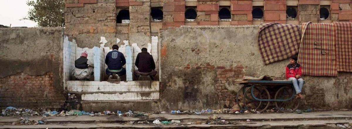 莫迪的“干净印度”口号喊了整整十年，最新数据却让全世界目瞪口呆：7.74亿人家里