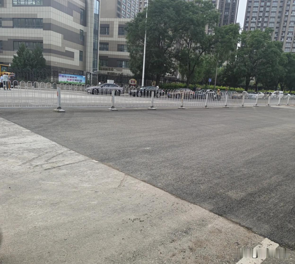 张家口道路塌陷不能修好就完了事了，要做好后边的工作。张家口市道路塌陷这几天网