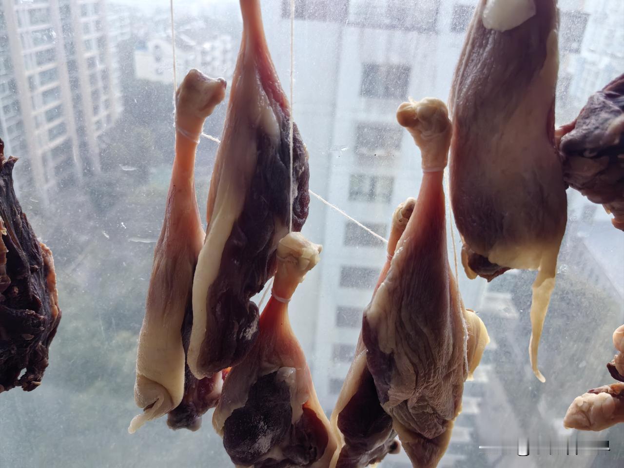 就问你们，过年前一定要腌鸡鸭鹅这些做年货么？我家某人每年一过元旦，就要念叨要