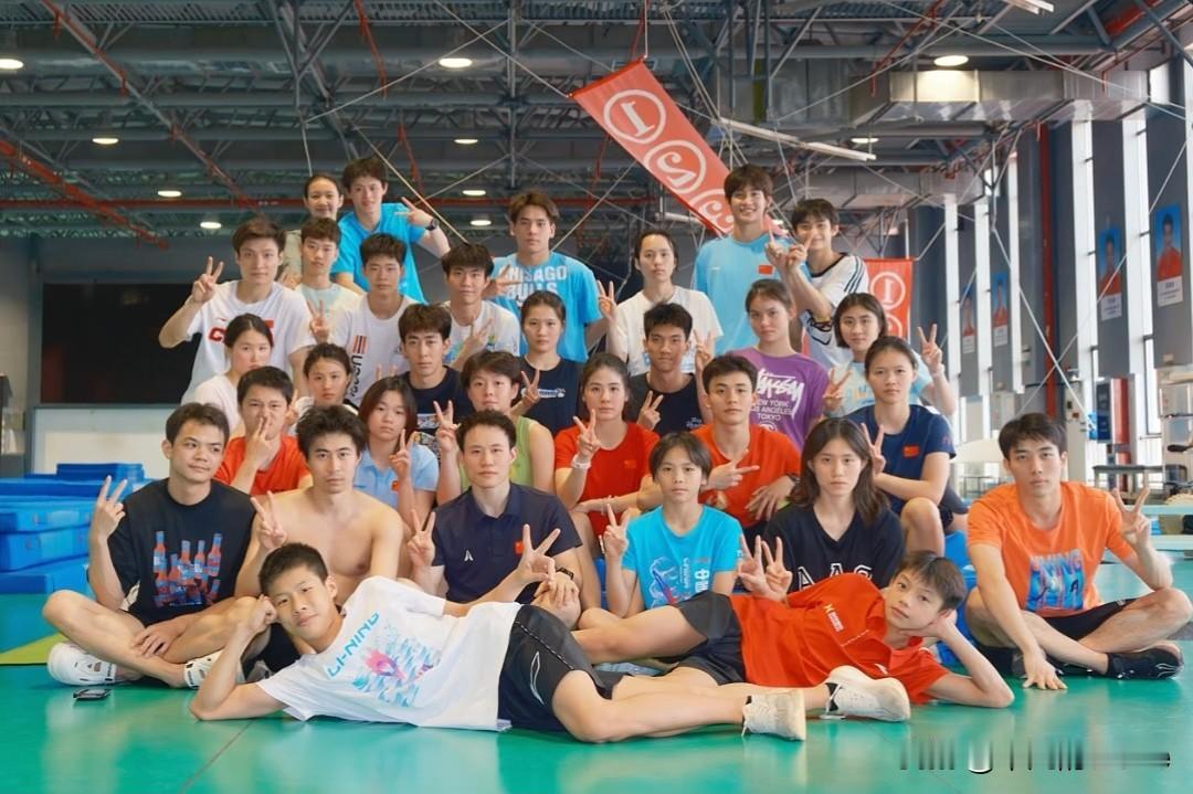 近日，奥运冠军谢思埸更新vlog，配文“一起拼命到山顶”。视频中，广东队的所