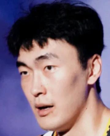 小鲨鱼VS瘦竹竿！刘雁宇硬刚陶汉林，辽篮内线对决暗藏未来玄机