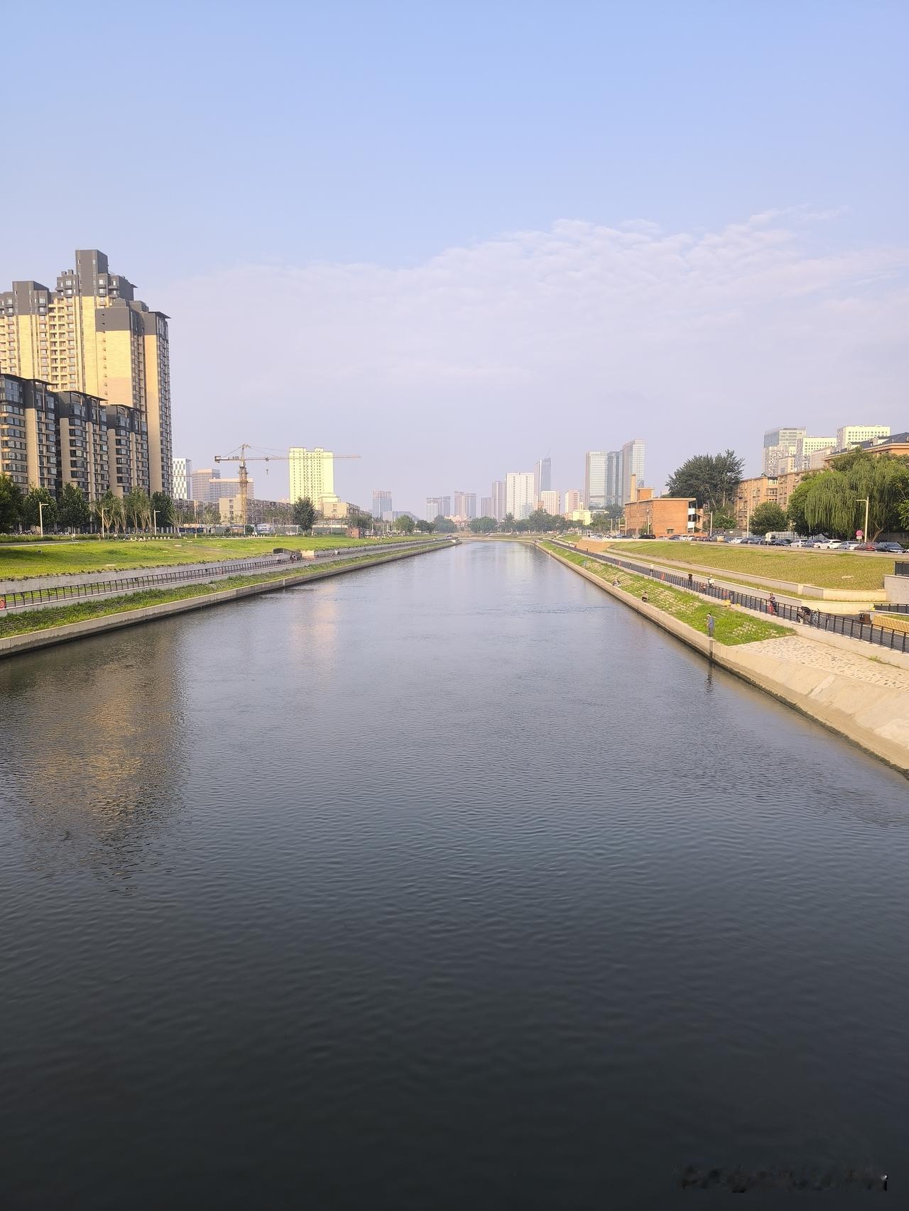 住在燕郊，也就是离北京最近的一个外省城市，这座城市甚至还比很多北京的郊区还近。不