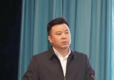 既然已经定性是“毒教材”了，画画的也被带走了，怎么这书还在孩子书包里背着呢？