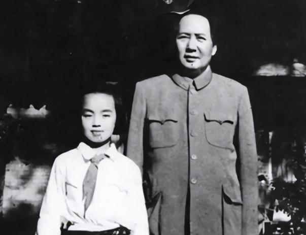 1952年6月1日，毛主席在接见少先队员代表时，听闻有一名孩子叫左太北，亲切地俯