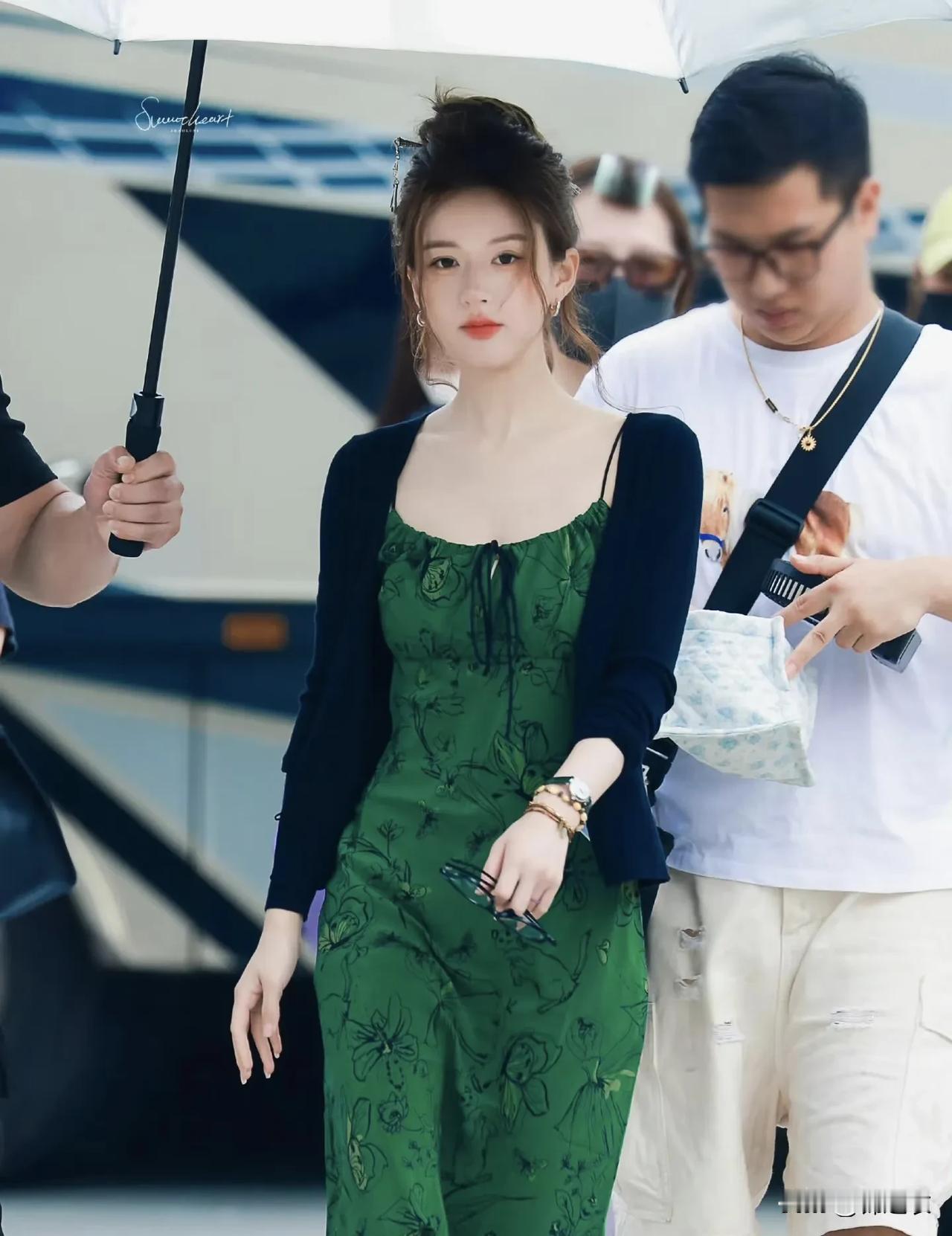 咋说呢，我的感觉赵露思就像命中带火，她好像就正常工作就肯定要火，没有说她不努力的