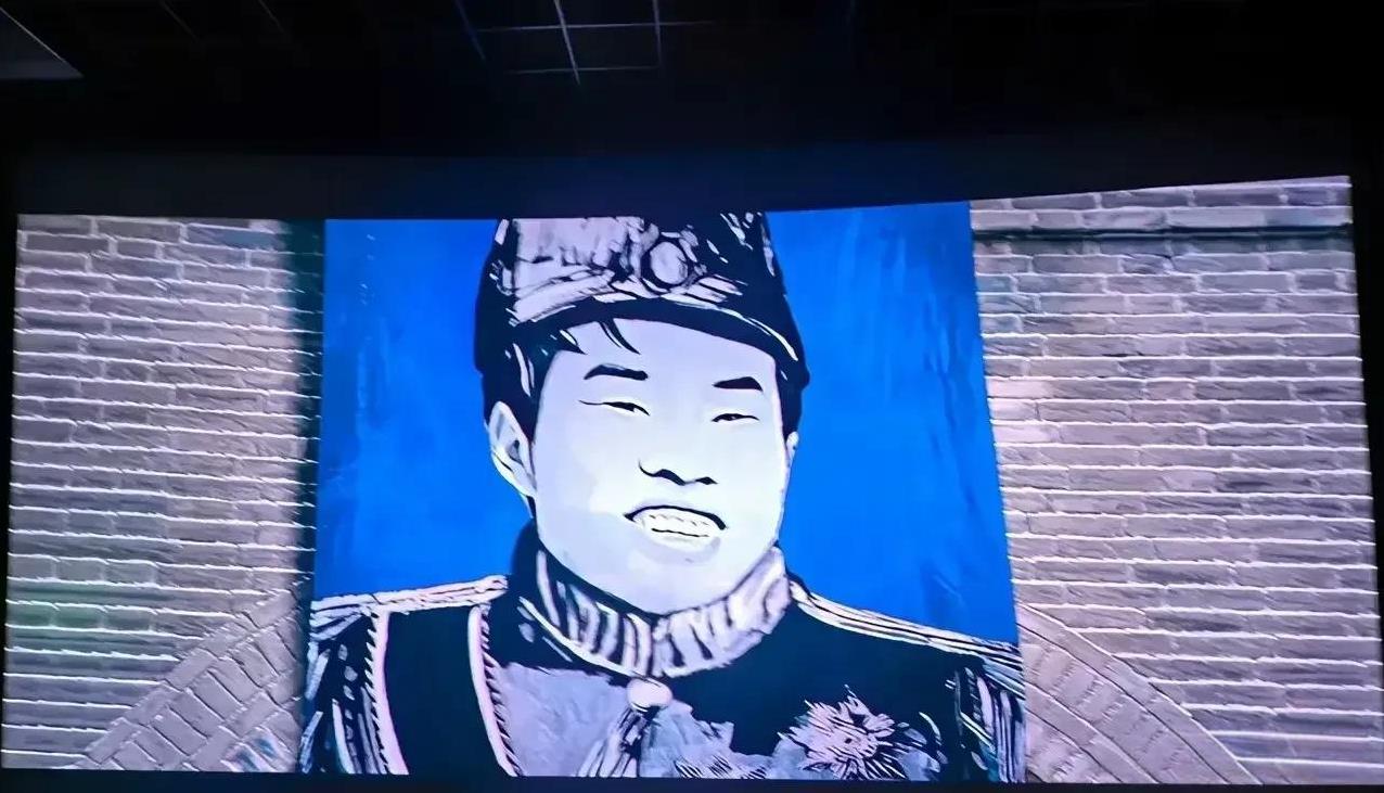 徐志胜在电影《戏台》中饰演的“蓝大帅”是一个极具荒诞色彩的角色，尽管戏份为零，没