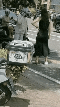这外卖小哥太不怜香惜玉了，对着小美女拳打脚踢，可怜这美女还以为在家里对自己丈夫呢